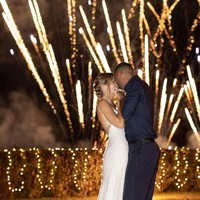 Hari bahagia mereka dimeriahkan dengan kembang api nan cantik. Foto: Instagram