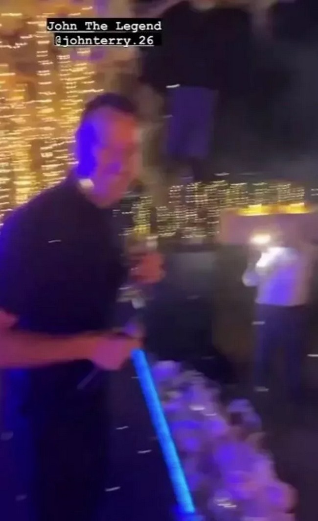 Pernikahan itu dihadiri selebriti dan mantan rekan Cole di klub Chelsea, termasuk John Terry dan Frank Lampard. Begini penampilan John Terry ketika menyumbang lagu dari John Legend untuk sahabatnya. Foto: Instagram