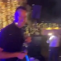 Pernikahan itu dihadiri selebriti dan mantan rekan Cole di klub Chelsea, termasuk John Terry dan Frank Lampard. Begini penampilan John Terry ketika menyumbang lagu dari John Legend untuk sahabatnya. Foto: Instagram
