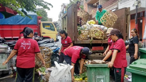 Petugas DLHP Klungkung mulai mengangkut sampah ke TOSS Center Gema Santi, Kamis (3/8/2023). (Foto: Putu Krista/detikBali)