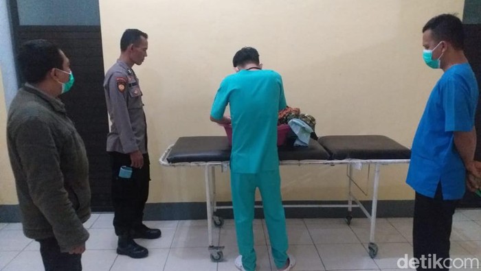 Petuugas memeriksa jasad bayi 20 hari yang ditemukan tewas di dalam sumur di Brebes, Kamis (3/8/2023).