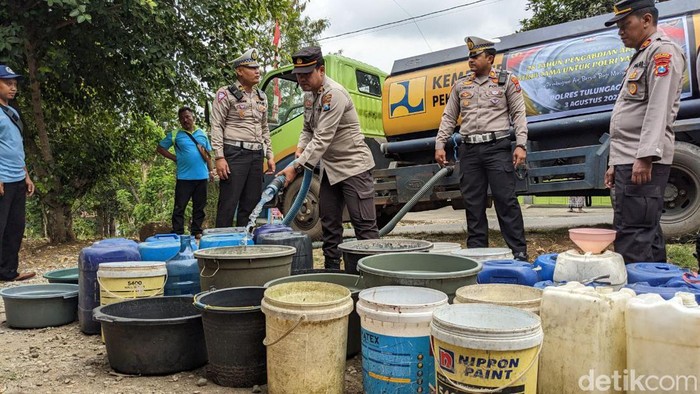 Polisi distribusi air bersih di Desa Pakisrejo Tulungagung