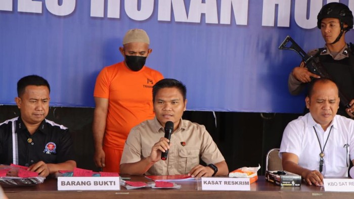 Polisi mengamankan guru cabuli siswinya. (Dok Polres Rohul)
