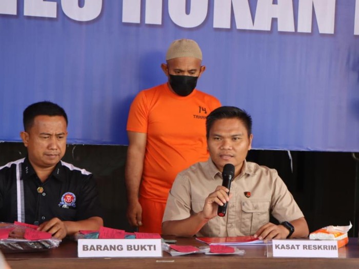 Polisi mengamankan guru cabuli siswinya. (Dok Polres Rohul)