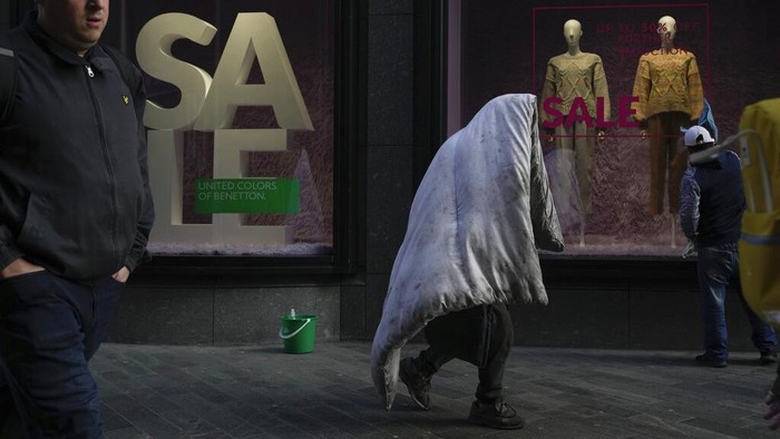 FILE - A homeless man walks along a street in a shopping district in central London, on Feb. 2, 2023. The British economy stagnated in the final three months of last year as the country struggled under the weight of a cost-of-living crisis that is squeezing household budgets, crimping business investment and fueling labor unrest. The Office for National Statistics said Friday, Feb. 10, 2023, that gross domestic product, the broadest measure of economic activity, failed to grow during the fourth quarter of 2022. (AP Photo/Kin Cheung)