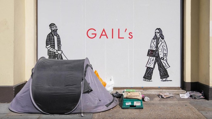 Potret Gelandangan Bertebaran di Inggris A homeless person's tent is seen in front of Gail's bakery in London, Britain July 29, 2023. REUTERS/Maja Smiejkowska