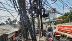 Penampakan Kabel Semrawut di Ciledug Raya Jaksel