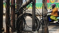Di sejumlah titik ada kabel yang digulung dan diletakkan di sela-sela tiang.  