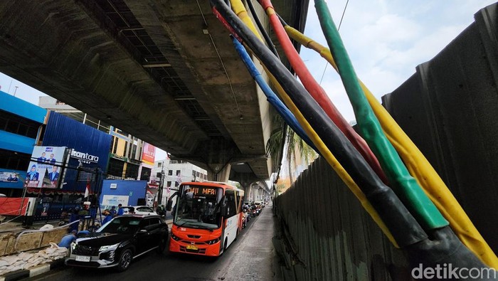 Penampakan Kabel Semrawut di Ciledug Raya Jaksel