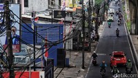 Kabel-kabel itu melintang tak beraturan dari satu tiang ke tiang lainnya.  
