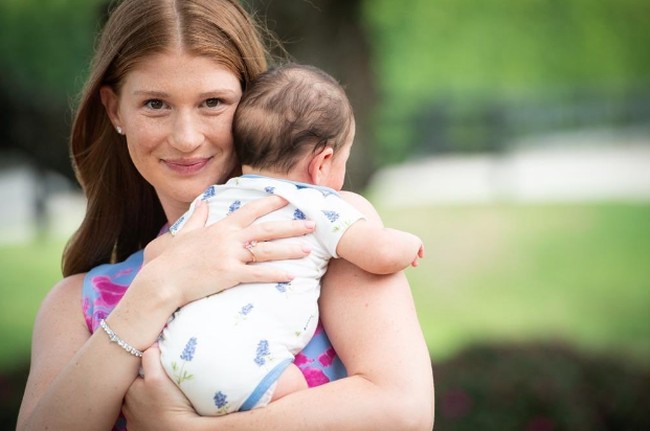 Meski menikah secara Islam, belum diketahui apakah Jannifer Gates dan putri mengikuti keyakinan suaminya. Namun banyak spekulasi bahwa Jennifer Gates masuk Islam. (Foto: Instagram/@jenngatesnassar)