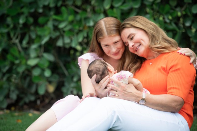 Ini momen ketika sang nenek, Melinda Frensh, bersama cucu dan putrinya tercinta. Leila kala itu masih baru lahir. (Foto: Instagram/@jenngatesnassar)
