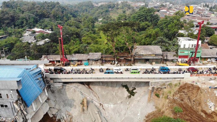 Kementerian PUPR membangun kembali Jembatan Cikreteg di ruas Jalan Ciawi-Benda, Kabupaten Bogor, Jawa Barat. Jembatan ini sebelumnya rusak akibat bencana longsor.