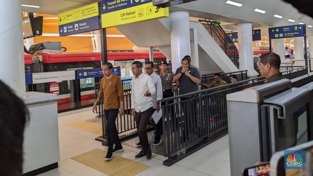 Presiden Jokowi melakukan inspeksi di Stasiun LRT Cawang, Jakarta Timur. (վ/Emir Yanwardhana)