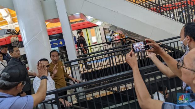 Presiden Jokowi jajal LRT Jabodebek. (CNBC Indonesia/Emir Yanwardhana)