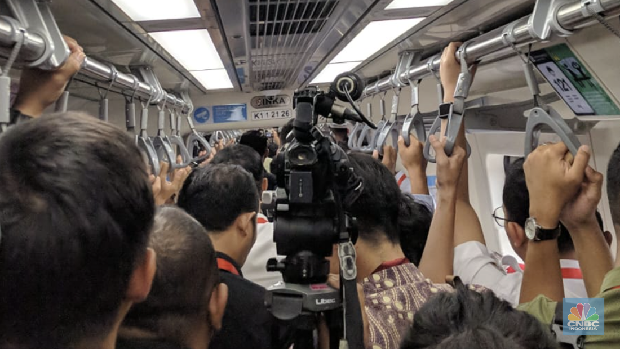 Presiden Jokowi jajal LRT Jabodebek. (CNBC Indonesia/Emir Yanwardhana)