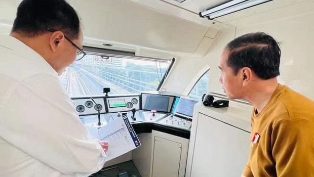Presiden Jokowi menjajal kereta LRT Jabodebek yang beroperasi tanpa masinis mulai dari Cibubur hingga Kuningan. (Instagram @jokowi)