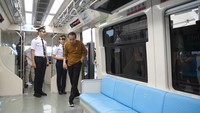 Presiden Joko Widodo menaiki LRT Jabodebek di Jakarta.