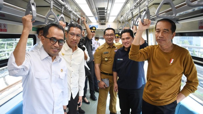 Presiden Joko Widodo (kanan) didampingi Menteri BUMN Erick Thohir (tengah), dan Gubernur Jawa Barat Ridwan Kamil (kiri) menaiki LRT Jabodebek di Jakarta, Kamis (3/8/2023). Presiden menggunakan moda transportasi LRT dengan rute Stasiun Harjamukti hingga Stasiun Dukuh Atas.