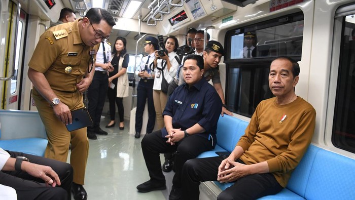 Presiden menaiki LRT Jabodetabek Presiden Joko Widodo (kanan) didampingi Menteri BUMN Erick Thohir (tengah), dan Gubernur Jawa Barat Ridwan Kamil (kiri) menaiki LRT Jabodetabek di Jakarta, Kamis (3/8/2023). Presiden menggunakan moda transportasi LRT dengan rute Stasiun Harjamukti hingga Stasiun Dukuh Atas.