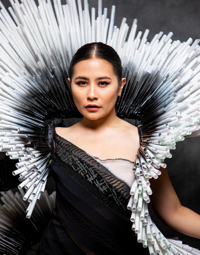 Gaun karya para desainer yang tergabung dalam Naranaia ini dikreasikan khusus untuk ditampilkan dalam Jember Fashion Carnaval (JFC) 2023 yang akan digelar pada 4-6 Agustus mendatang. Foto: Instagram/@prillylatuconsina