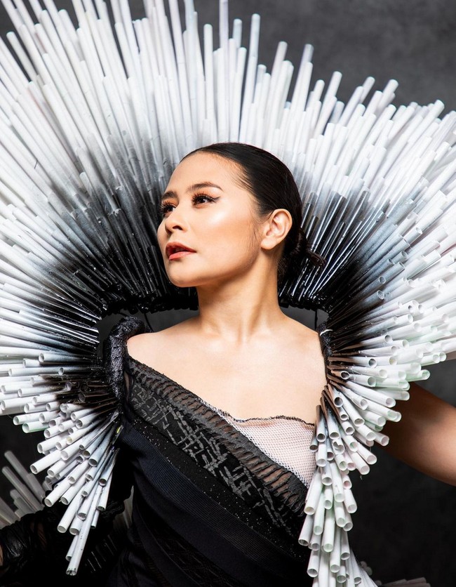 Ratusan sedotan bekas dirangkai sedemikian rupa hingga membentuk semacam spiral yang mengelilingi tubuh Prilly. Foto: Instagram/@prillylatuconsina