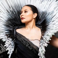 Ratusan sedotan bekas dirangkai sedemikian rupa hingga membentuk semacam spiral yang mengelilingi tubuh Prilly. Foto: Instagram/@prillylatuconsina