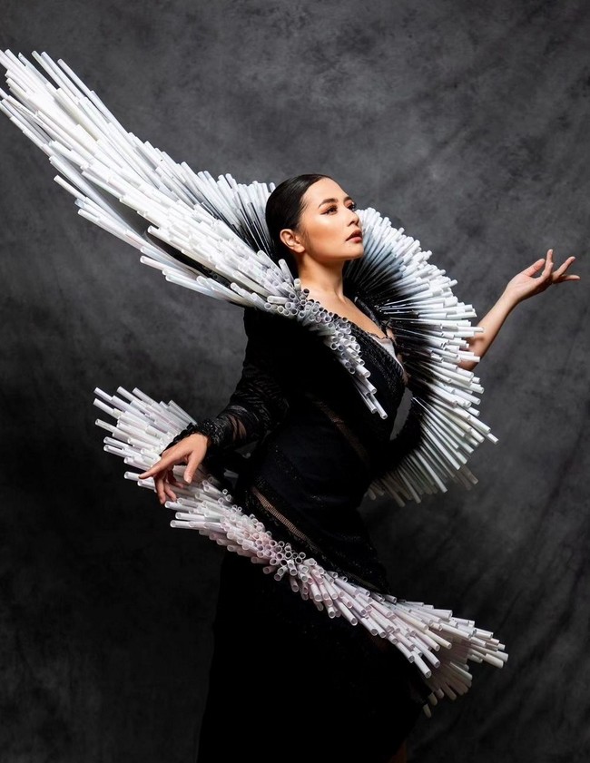 Gaun model one-shoulder itu terbuat dari kain tenun dengan dengan aksen one-shoulder. Foto: Instagram/@prillylatuconsina