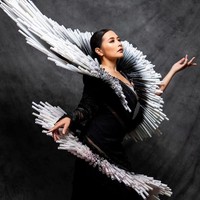 Gaun model one-shoulder itu terbuat dari kain tenun dengan dengan aksen one-shoulder. Foto: Instagram/@prillylatuconsina