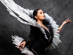 7 Gaya Prilly Latuconsina Tampil Megah dengan Gaun dari Sedotan Bekas