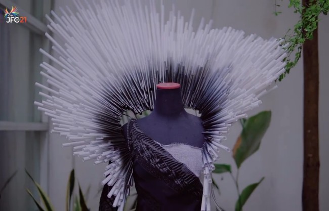 Bubah Alfian, makeup artist yang juga desainer kostum mengkreasikan sekitar 70 busana bersama timnya untuk ditampilkan di JFC. Sebagian besar material yang digunakan merupakan daur ulang. Foto: Instagram/@prillylatuconsina