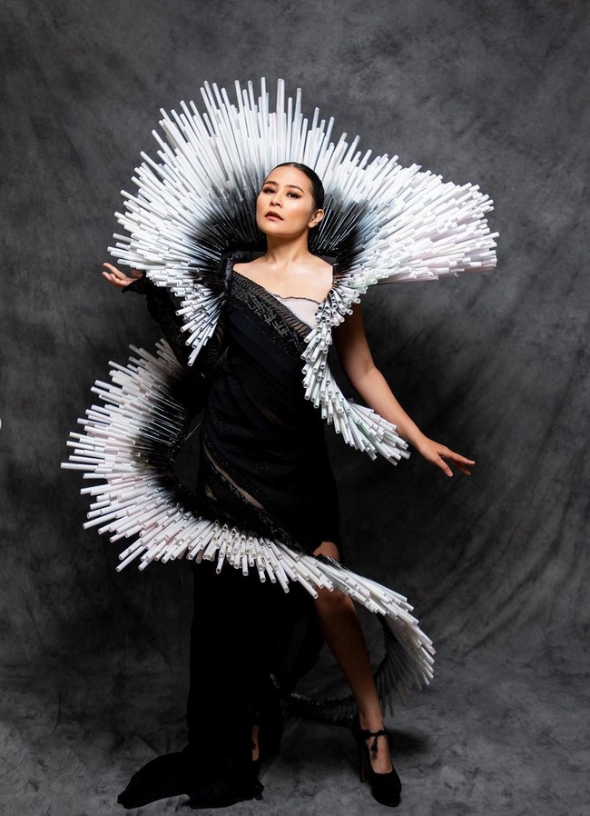 Prilly Latuconsina tampil glamor berbalut gaun bernuansa monokom dalam pemotretan yang digarap fotografer fashion Raynald Liedwyn. Foto: Instagram/@prillylatuconsina