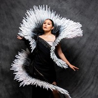 Prilly Latuconsina tampil glamor berbalut gaun bernuansa monokom dalam pemotretan yang digarap fotografer fashion Raynald Liedwyn. Foto: Instagram/@prillylatuconsina