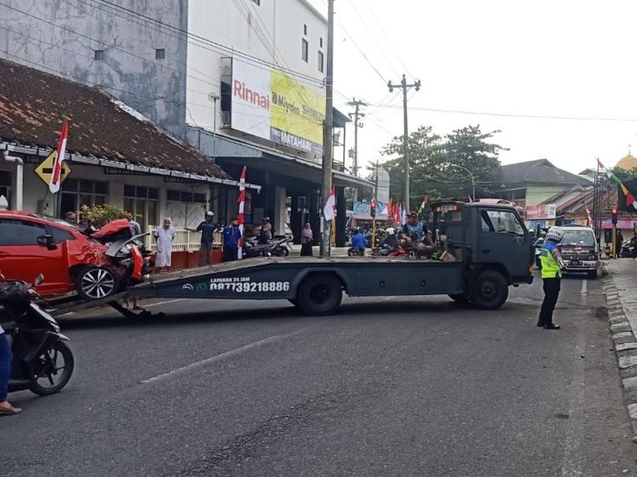 Proses evakuasi mobil Jazz yang terlibat kecelakaan dengan motor dan minibus di Wates, Kulon Progo, Kamis (3/8/2023).