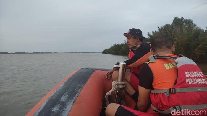 Proses pencarian nelayan yang hilang usai tersambar petir.