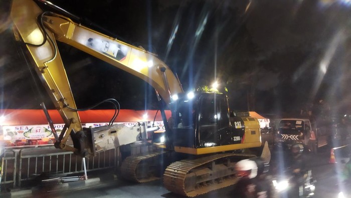 Proyek perbaikan jalan arah selatan di Jalan Raya Bogor, Cijantung, Jakarta Timur (Jaktim).