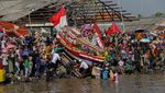 Puluhan Perahu Hias Meriahkan Tradisi Petik Laut di Probolinggo