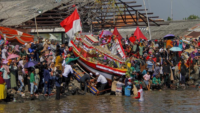 Warga menaiki kapal saat prosesi ritual Petik Laut di Kalibuntu, Kraksaan, Probolinggo, Jawa Timur, Rabu (2/8/2023). Tradisi turun temurun yang digelar setahun sekali itu merupakan warisan budaya leluhur sebagai ungkapan rasa syukur atas rezeki yang melimpah juga berharap kepada Tuhan Yang Maha Esa agar para nelayan diberikan keselamatan dan kemudahan rejeki. ANTARA FOTO/Muhammad Mada/zk/aww.