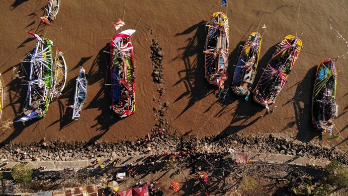 Warga menaiki kapal saat prosesi ritual Petik Laut di Kalibuntu, Kraksaan, Probolinggo, Jawa Timur, Rabu (2/8/2023). Tradisi turun temurun yang digelar setahun sekali itu merupakan warisan budaya leluhur sebagai ungkapan rasa syukur atas rezeki yang melimpah juga berharap kepada Tuhan Yang Maha Esa agar para nelayan diberikan keselamatan dan kemudahan rejeki. ANTARA FOTO/Muhammad Mada/zk/aww.