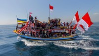 Warga menaiki kapal saat prosesi ritual Petik Laut di Kalibuntu, Kraksaan, Probolinggo, Jawa Timur, Rabu (2/8/2023). 