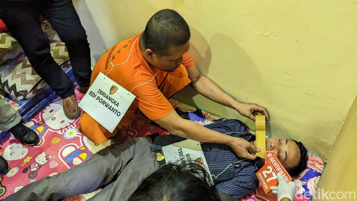 Reka ulang pembunuhan pasutri bos kolam renang Tulungagung.