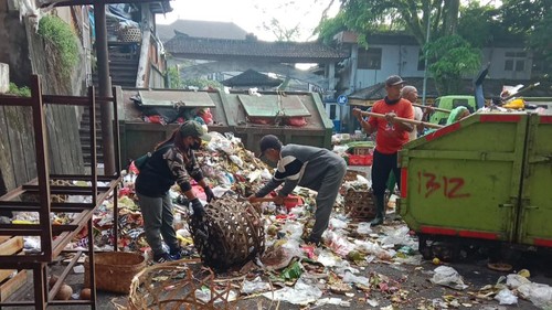 Aktivitas pengangkutan sampah di salah satu sudut Pasar Umum Tabanan yang meningkat saat Galungan, Kamis (8/3/2023).
