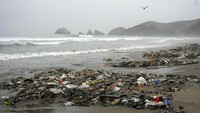 Sampah tampak berserakan di Pantai Los Delfines, Peru, Rabu (2/8/2023).  