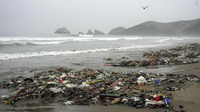 Sampah Kotori Pantai Los Delfines Peru Sampah mengotori Pantai Los Delfines di Peru, Rabu (2/8/2023).