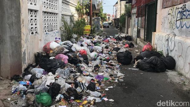 Sampah meluber di area Pathuk Jogja, Kamis (3/8/2023). Tepatnya di Jalan Sastrodipuran dan Nitidipuran.
