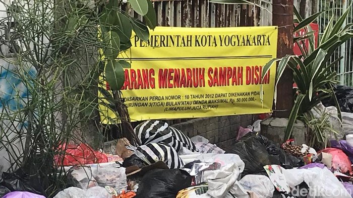 Sampah meluber di area Pathuk Jogja, Kamis (3/8/2023). Tepatnya di Jalan Sastrodipuran dan Nitidipuran.