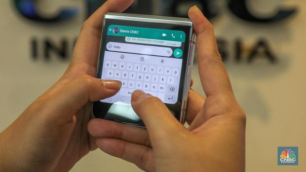 Samsung Galaxy Z Flip5. (CNBC Indonesia/Faisal Rahman)