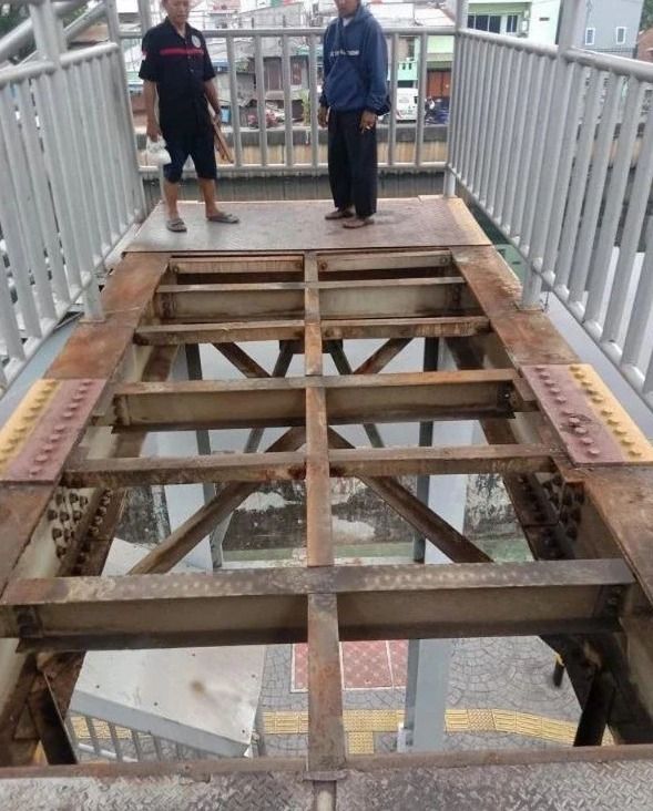 Screenshot foto viral lantai JPO di Jakbar hilang (dok. Instagram)