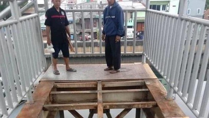 Screenshot foto viral lantai JPO di Jakbar hilang (dok. Instagram)