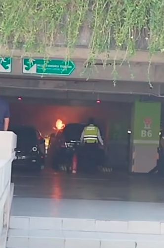 Sebuah minibus terbakar di area gedung parkir internasional (MLCP) di lantai 3 di Bandara Internasional I Gusti Ngurah Rai, Tuban, Badung, Kamis (3/8/2023). (Tangkapan Layar)